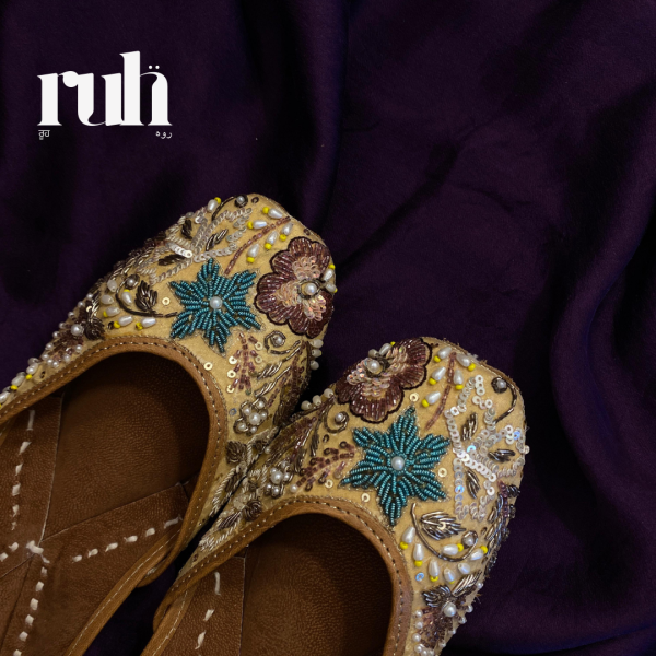 Laaj - Floral Embroidered Jutti